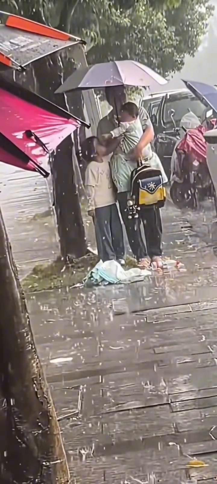 妈妈的世界很小，里面装满了你。女人一定要学会开车，尤其是带孩子。母爱伟大。