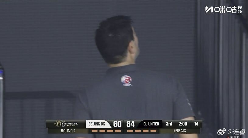哈里斯累计两个技术犯规被罚出场，离场前他平静的和主帅加藤誉树表达了录像挑战的申请