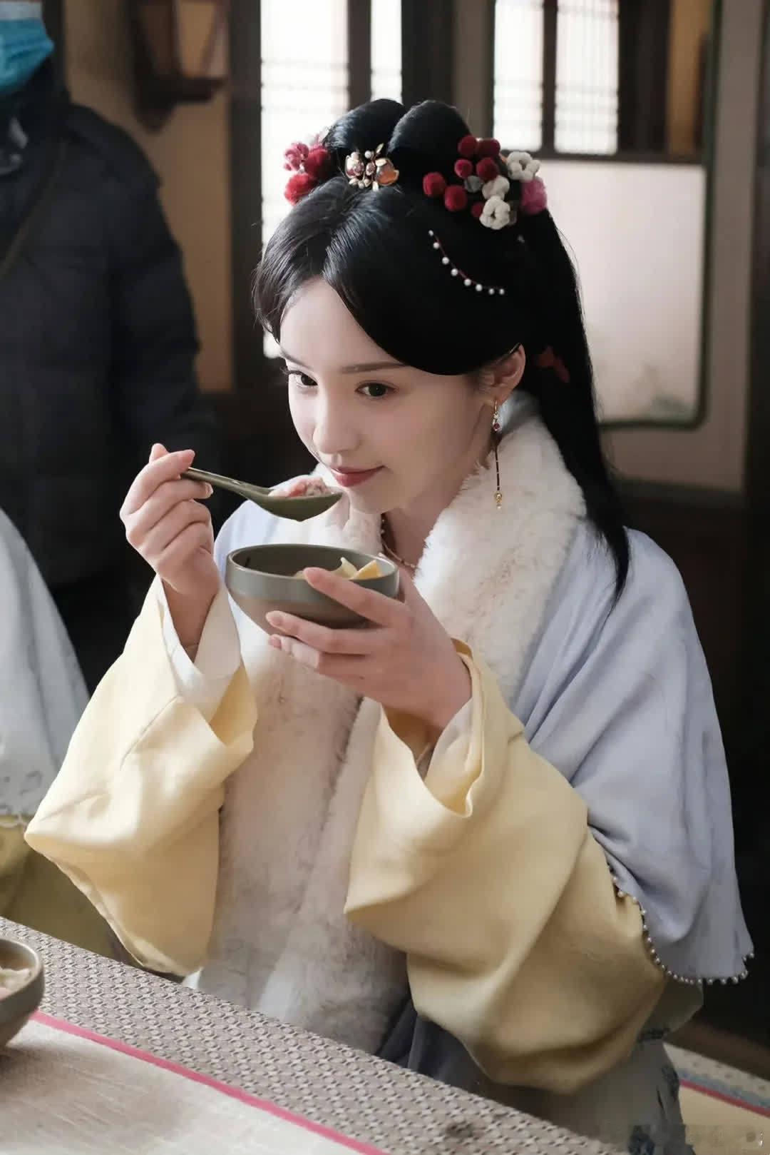 好德，郦家四娘，以憨直热情赢得沈慧照的心，两人携手共破奇案，事业相互成就。沈家虽