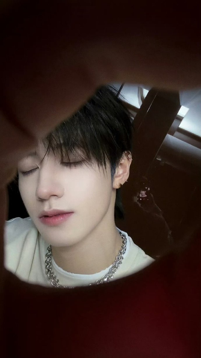 朱志鑫朱志鑫的直拍我能看一百遍 别人看直拍看动作，我看朱志鑫直拍看的是心动的感觉