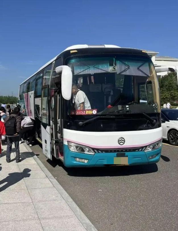 根据荣潍高速青岛平度收费站（S16荣潍高速与S218交汇处）路段封闭施工通告，2