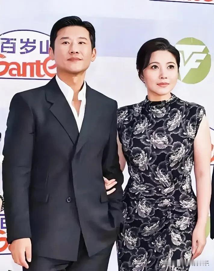男演员有着拖拉机的颜值，法拉利的气质。女演员穿着旗袍丰盈而富有魅力的美，非常喜欢