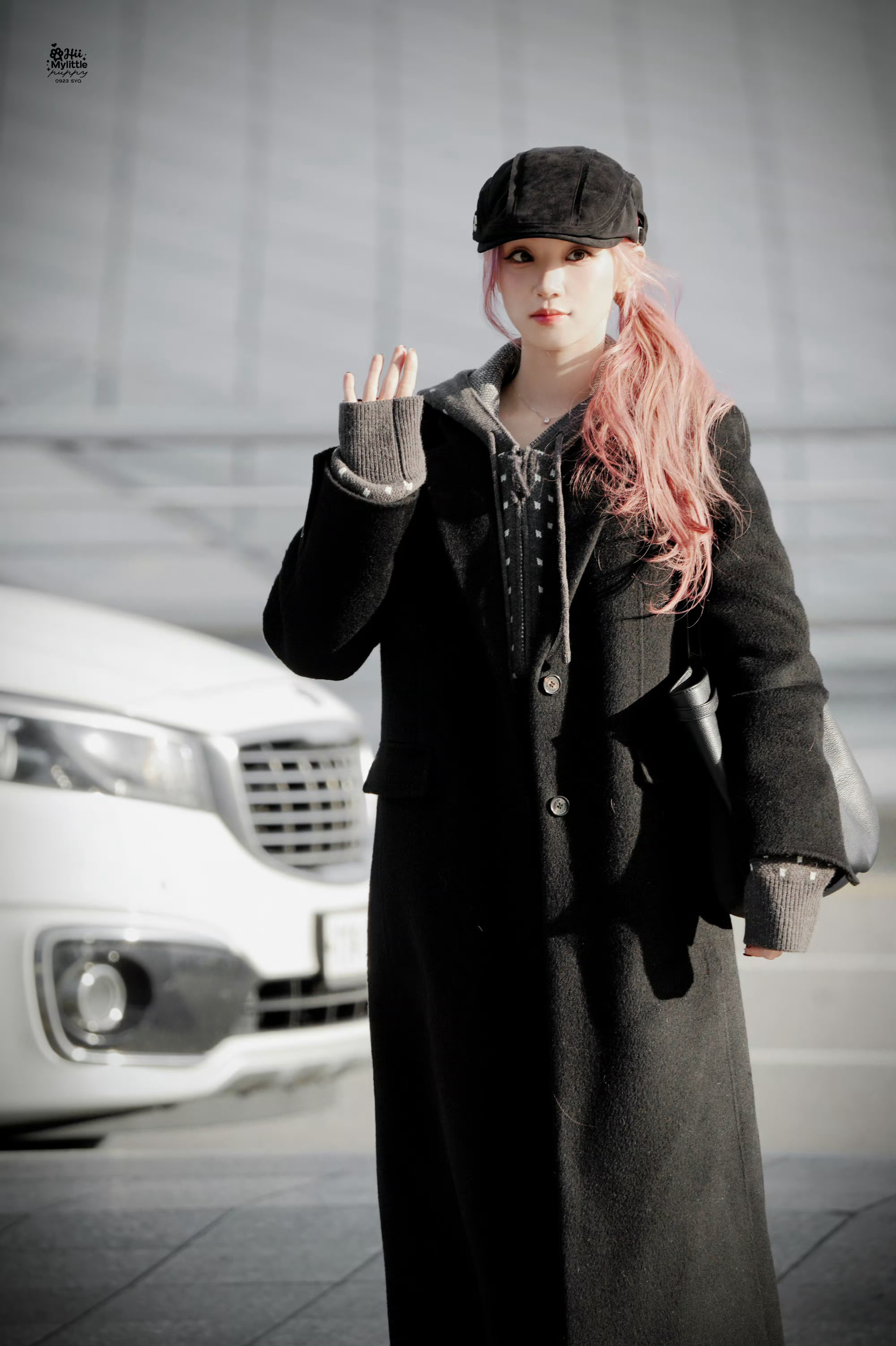 宋雨琦粉发低马尾机场宋雨琦今日份机场路透粉发低马尾+大衣氛围感十足！元气满满的韩