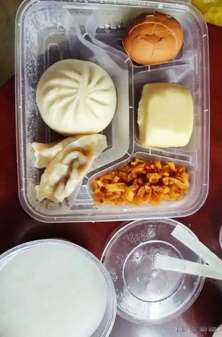 住院护理的第一顿早餐！

家属生病住院，前几天在急诊留观室耗着，根本抽不开身出去