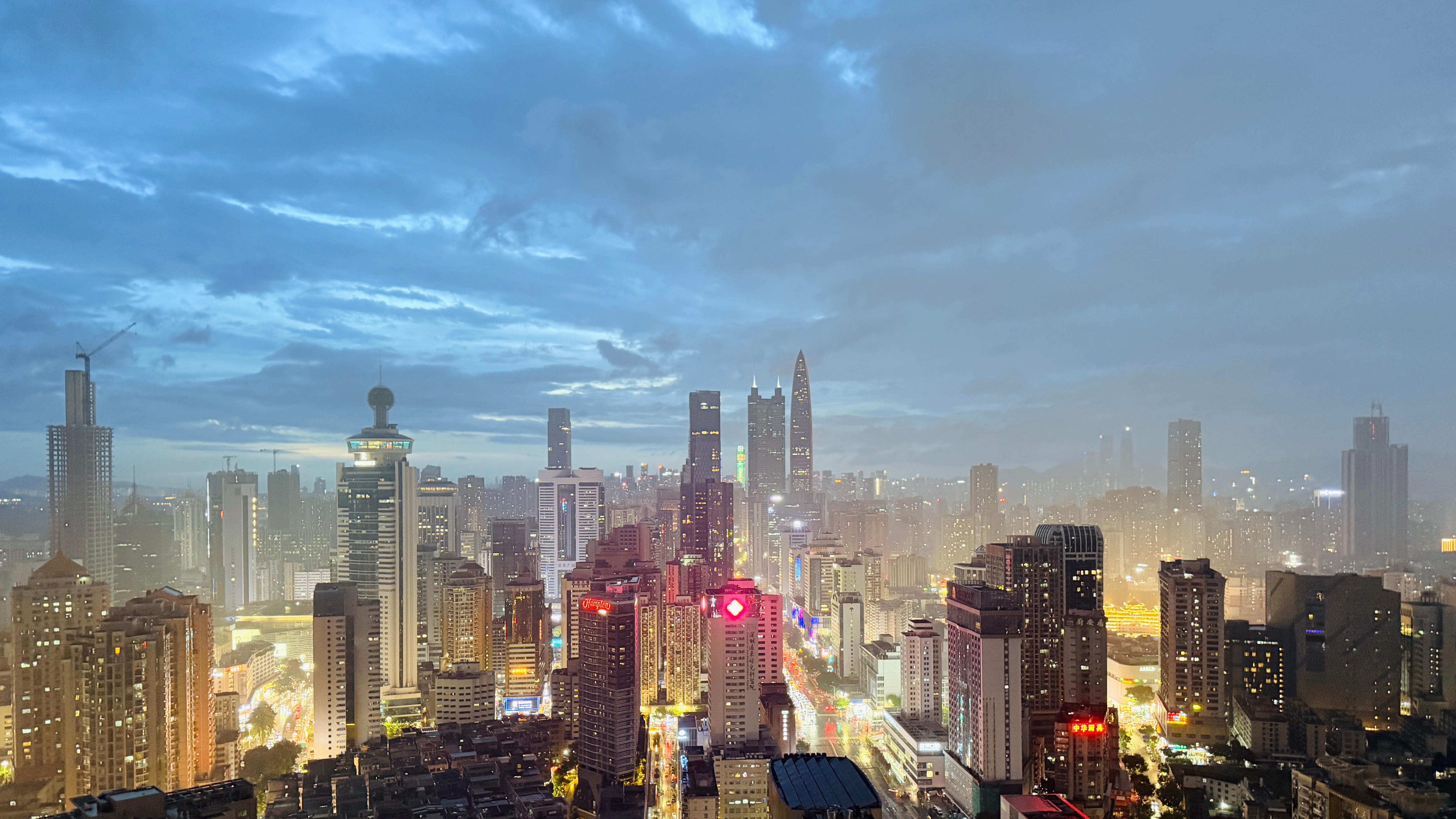只有这一块有积雨云，所以这里被雨淋的都是幸运儿吧高楼风景风景摄影