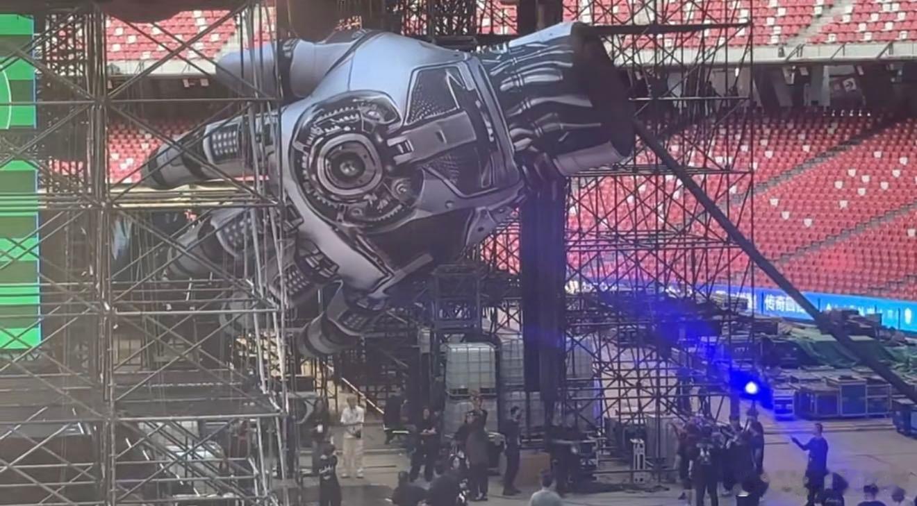 谢霆锋鸟巢空降巨手 时隔23年重返鸟巢开唱，巨型手掌舞美重磅亮相。装置造型大气震