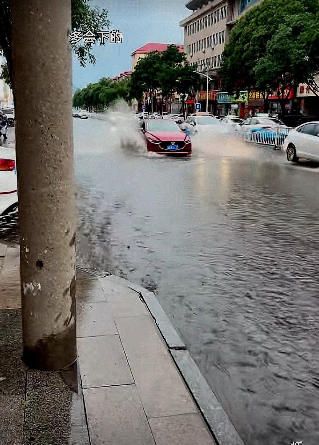 刚才下了一场雨，门口的马路又成河了 