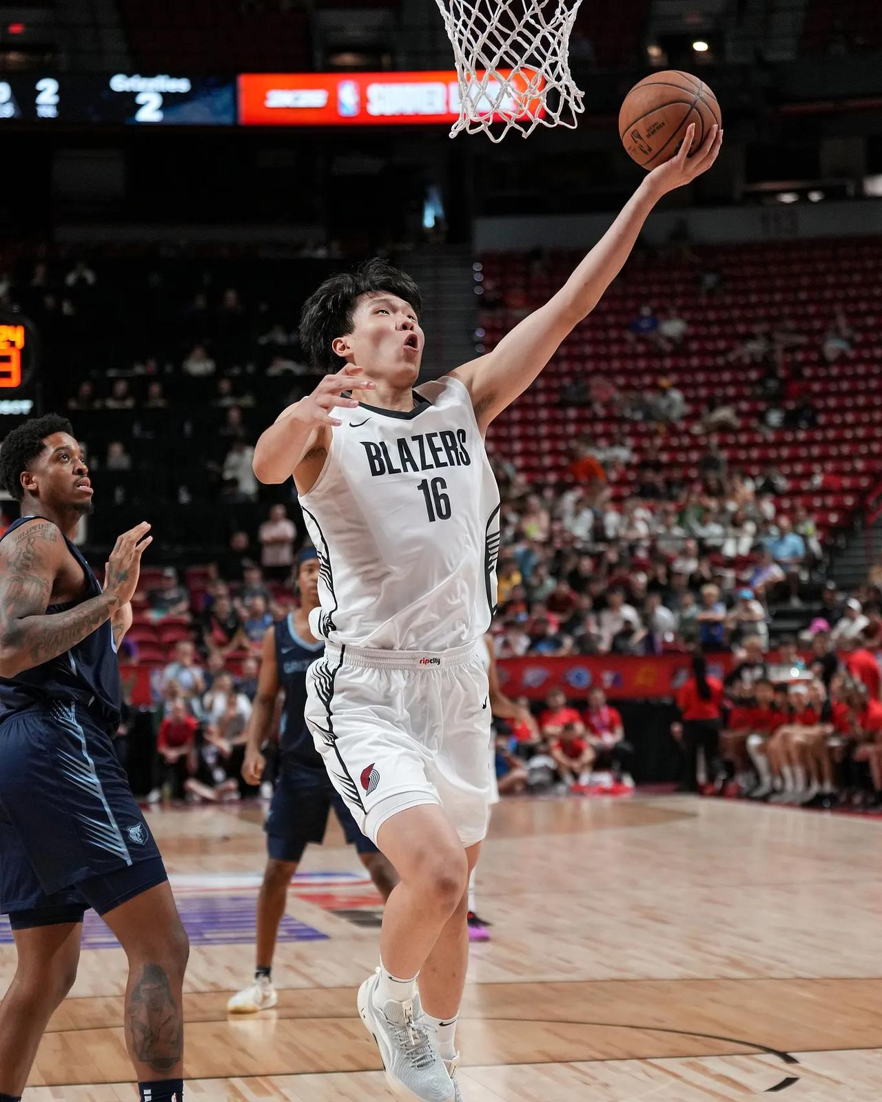 15+4+2+1+2全能杨瀚森打爆NBA首发中锋，新赛季进轮换阵容稳了。
杨瀚森