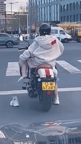 丢三落四的美女，
娶她可是要注意了，
一不小心，
能把老公丢了！