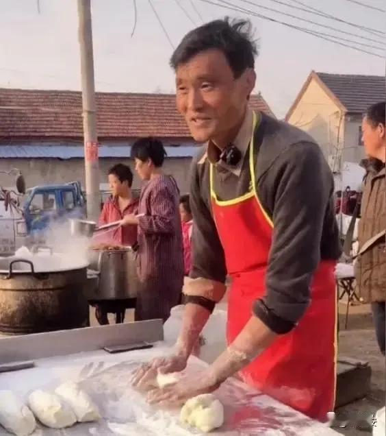 关于郑州饸饹面馆续面的事，大家纠结的是续面成本多少钱？
我就想到了他，一个地地道