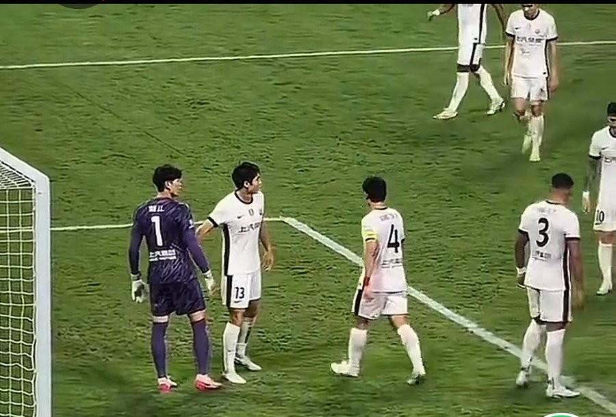 颜骏凌和蒋光太激烈争吵！
成都蓉城和上海海港的比赛过程中，面对一次防守，蒋光太和
