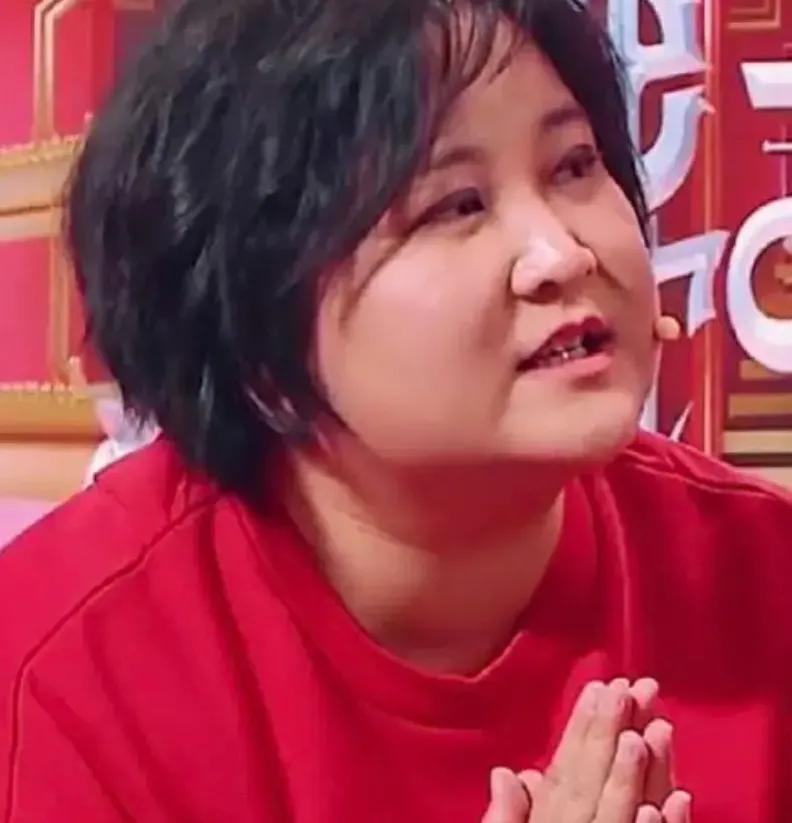 一天深夜，台上演了一天的贾玲，半夜肚子特别饿，她偷偷溜去厨房，