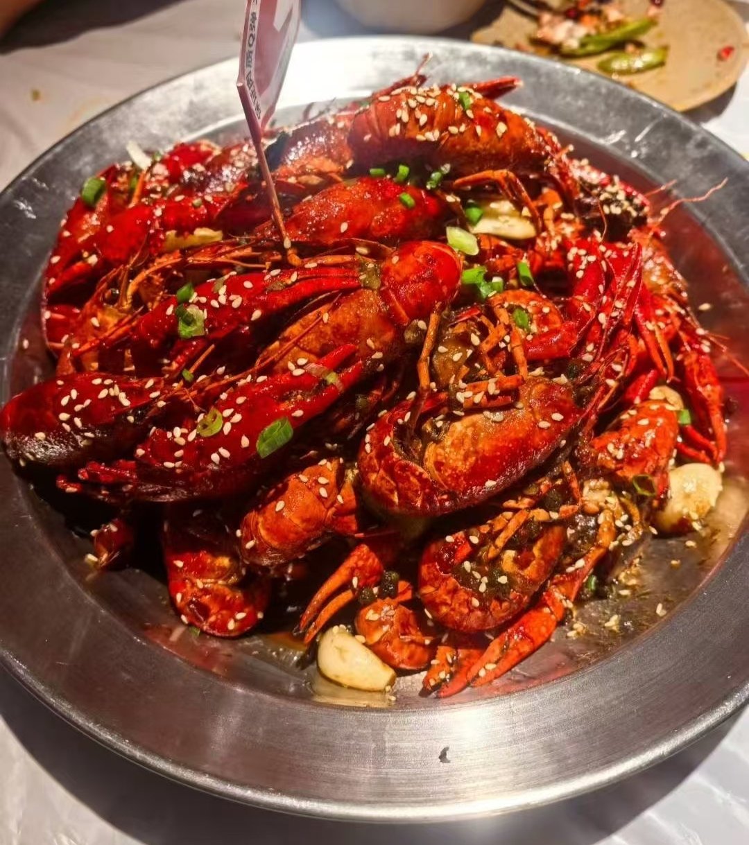 听说海鲜加啤啤等于一个痛风套餐[皱眉][皱眉]吓得我赶紧少喝一瓶再吃两口新鲜的毛