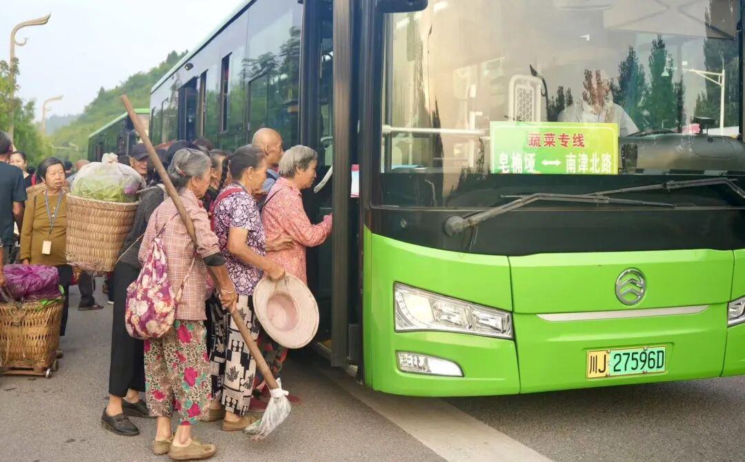遂宁有一条超接地气的“蔬菜专线公交”，妥妥的民生暖心福利，深受当地老百姓夸赞！这