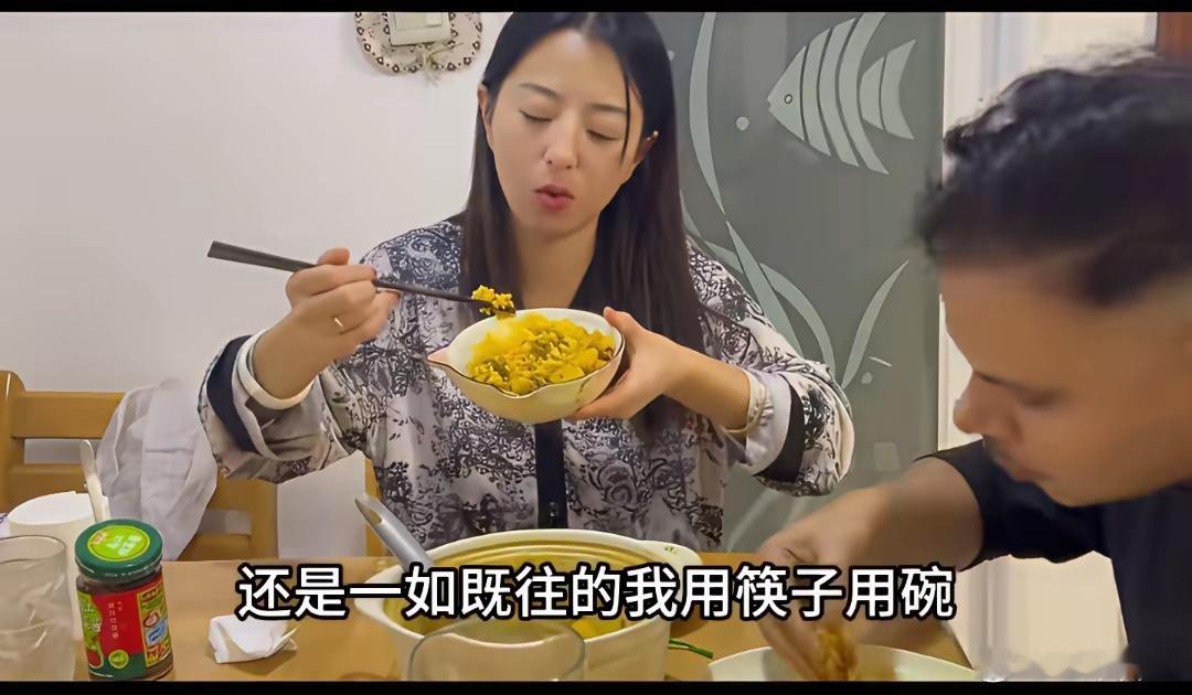 网红丹丹分享她和印度老公吃饭日常，她一如既往的用筷子和碗，她老公则用手和盘子，她