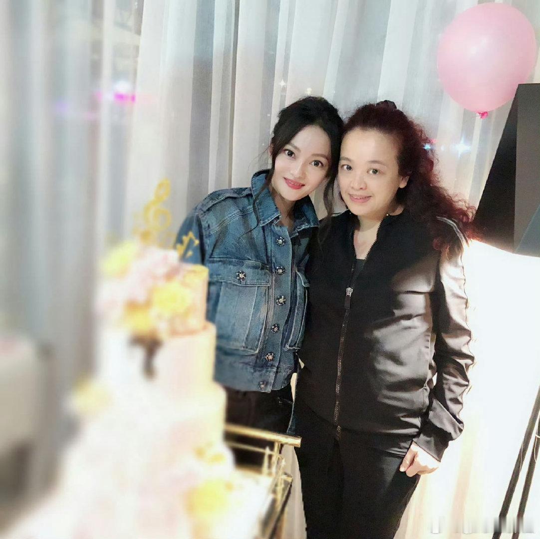 张韶涵现身陈聆薇的追思会张韶涵发文悼念化妆师张韶涵特意亲自赶赴追思会，送别相伴多