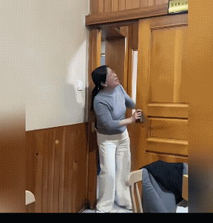 惯性思维改不了。
外边有人喊“这是拉！”，里边的女子人也大声说“这是拉！”“拉呢