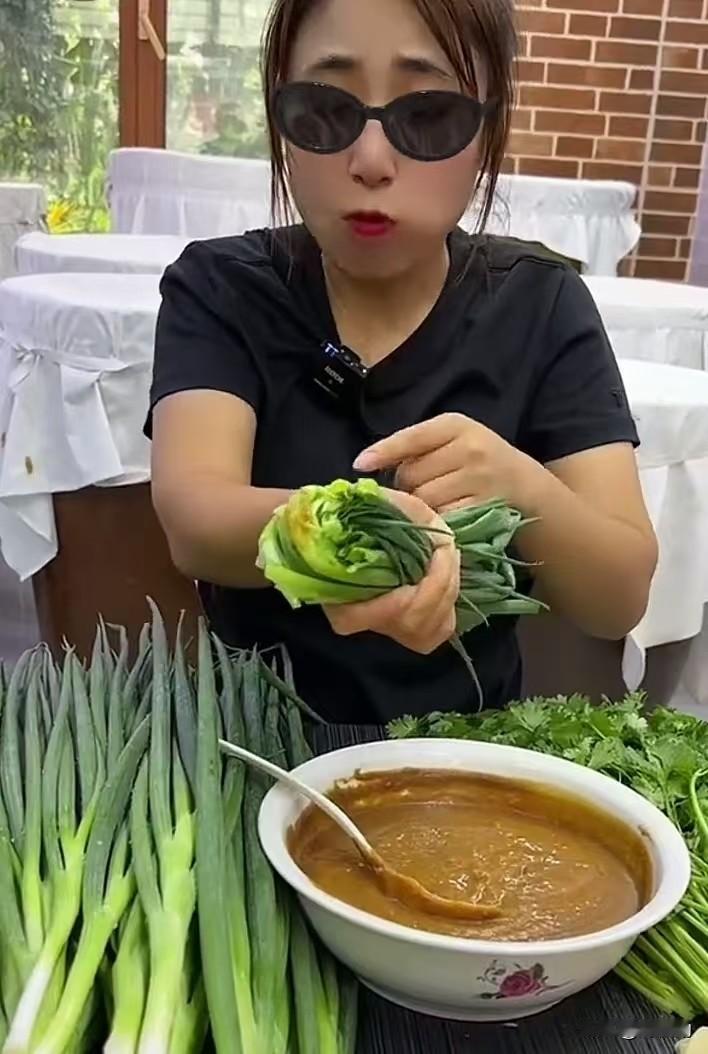 太上头！东北人刻进骨子里的执念：大葱蘸大酱
 谁能懂东北人对蘸酱菜的狂热！
 桌