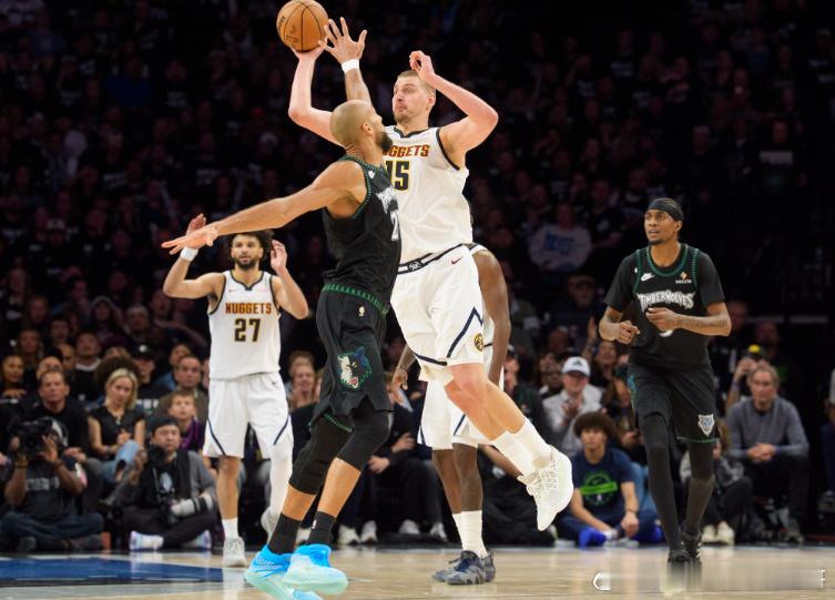 近日，NBA球员德雷蒙德·格林在其播客节目《德雷蒙德·格林秀》中，谈到了掘金与森