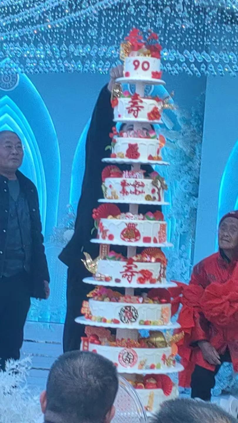 伯娘高寿
        ——南木子
瑶池果熟三千岁，
海屋添寿九十春。
庆贺志