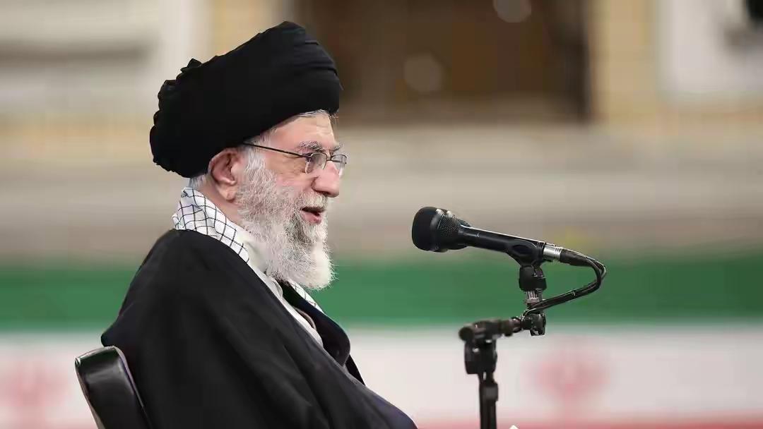 伊朗对抗美以那可是有十足底气的。军事上，它发展“不对称优势”，导弹库存达2500