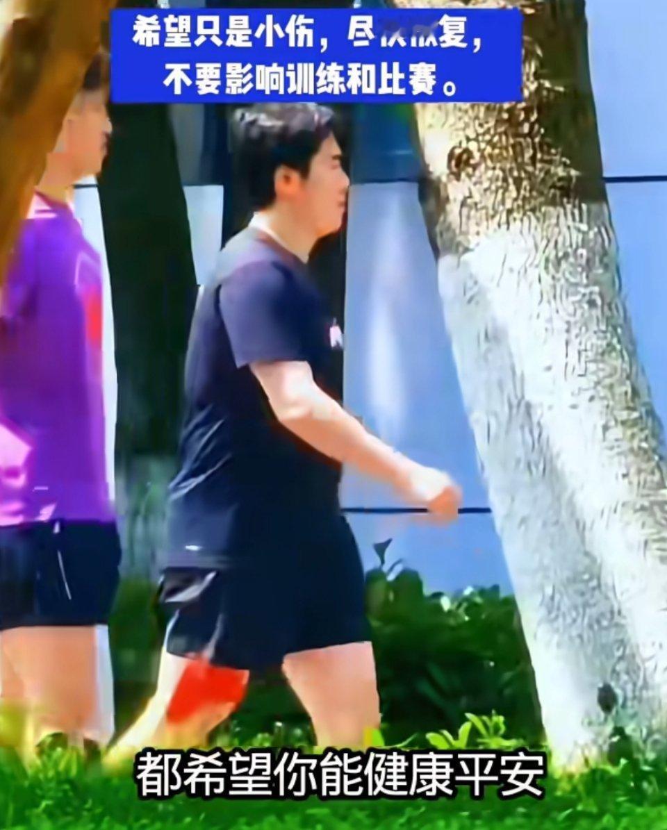 梁靖崑疑似旧伤复发网友拍的梁靖崑训练后走路发力困难，贴满肌贴，面露痛苦。其本就伴