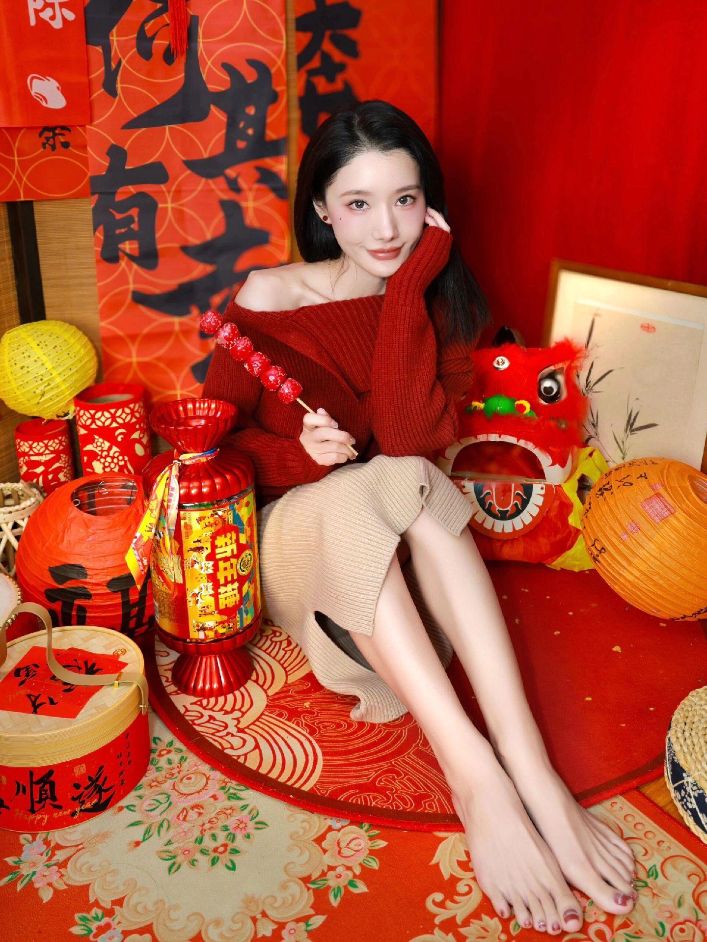 除夕的第一条祝福，我想送给你， 烟火起照人间，处处皆平安，愿今年有期有...