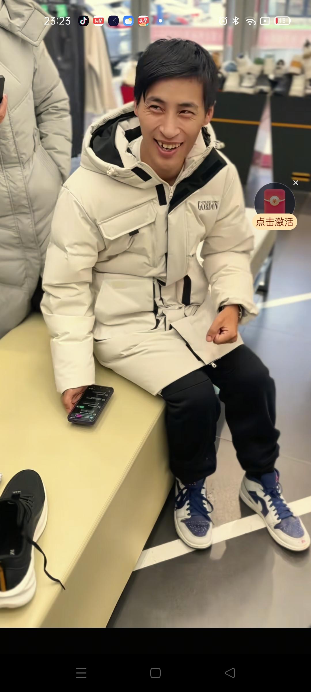 张云鹏的继母帮他试穿鞋子，从此以后，故土安暖，有家人相伴。作为海外游子，他饱尝2