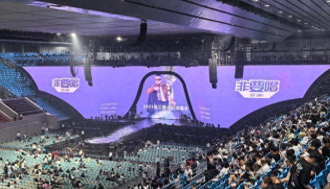 岳云鹏首场演唱会圆满落幕，满场观众热情高涨，票价翻倍仍供不应求。黄晓明陈梦等明星