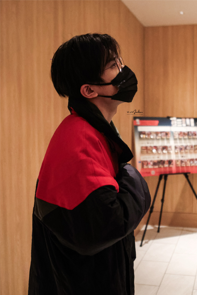 #易烊千玺东京电影节下班图##易烊千玺下班侧颜#东京电影节幕后花絮，易烊千玺下班