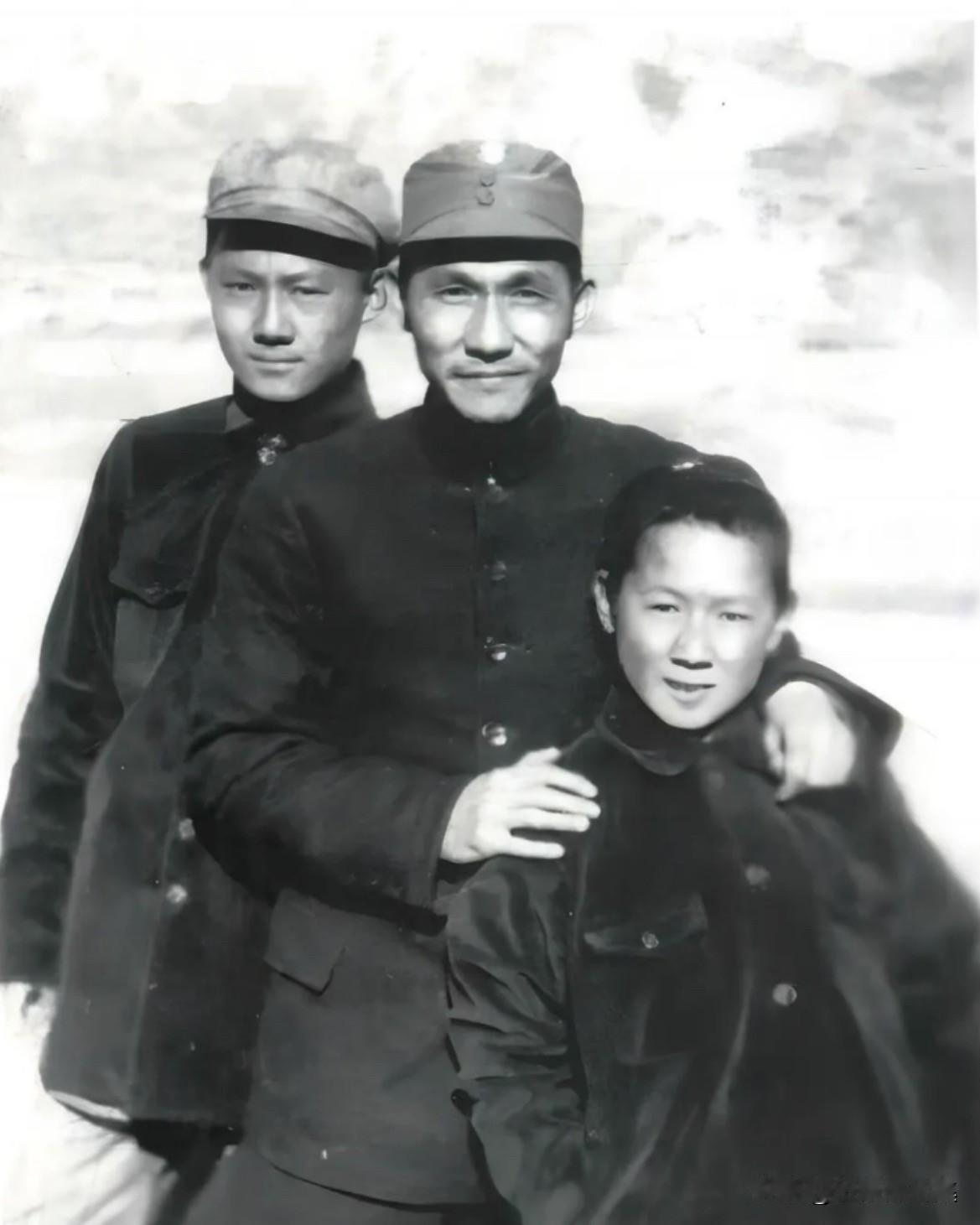 1940年，黄火青与二子黄友学、黄友鲁(毅诚)在延安重逢合影。1927年，黄火青