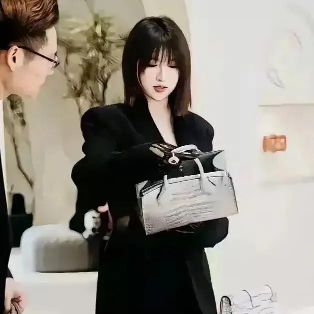 近日，覃海洋的未婚妻站了出来，以一种霸气十足的姿态进行辟谣。覃海洋，这位在游泳赛