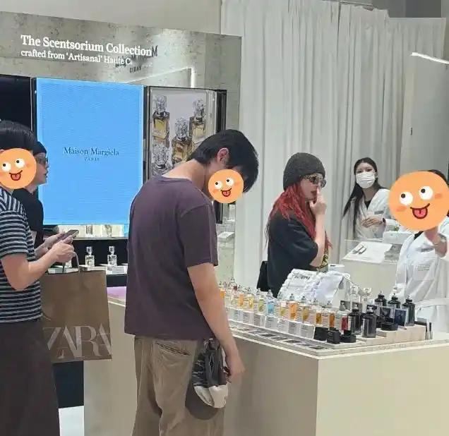 偶遇泫雅龙俊亨同框买香水！红发泫雅状态惊艳，网友直呼太甜了 