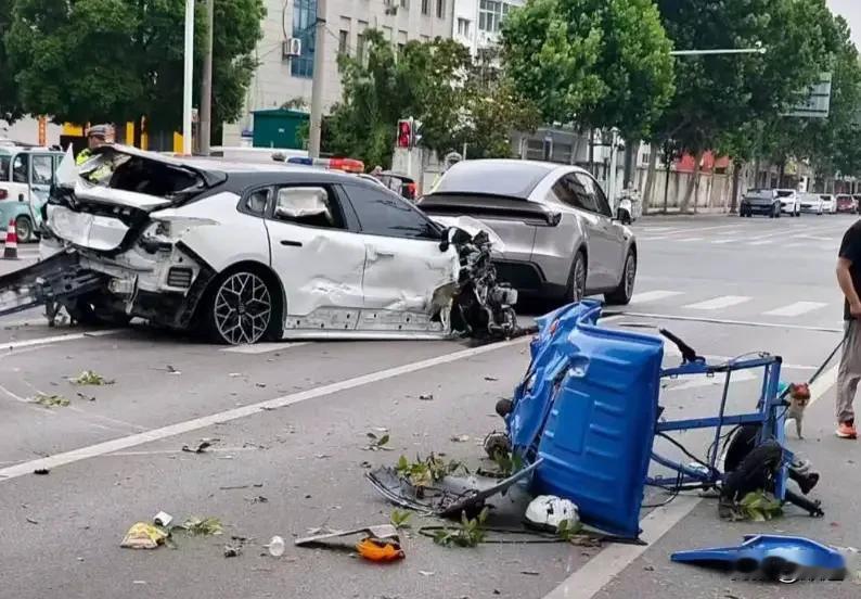 6月15日6时25分，江苏省连云港南县灌云路，一对六十多岁的环卫工夫妻正在清扫街