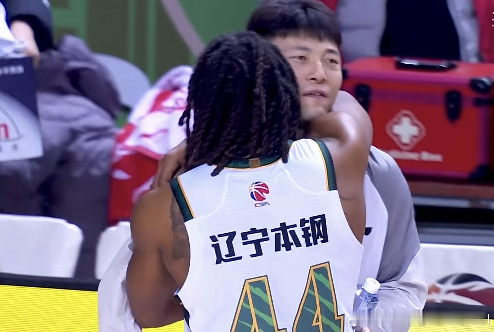 威尔斯：手，你今天防的很好手：哥，洗完再抱呗，汗味有点呛鼻子同曦男篮vs辽宁男篮