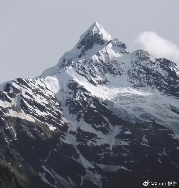 梅里雪山惊现佛得角门将神山撞脸足坛门神，奇妙自然巧合。梅里雪山主峰卡瓦格博是藏传