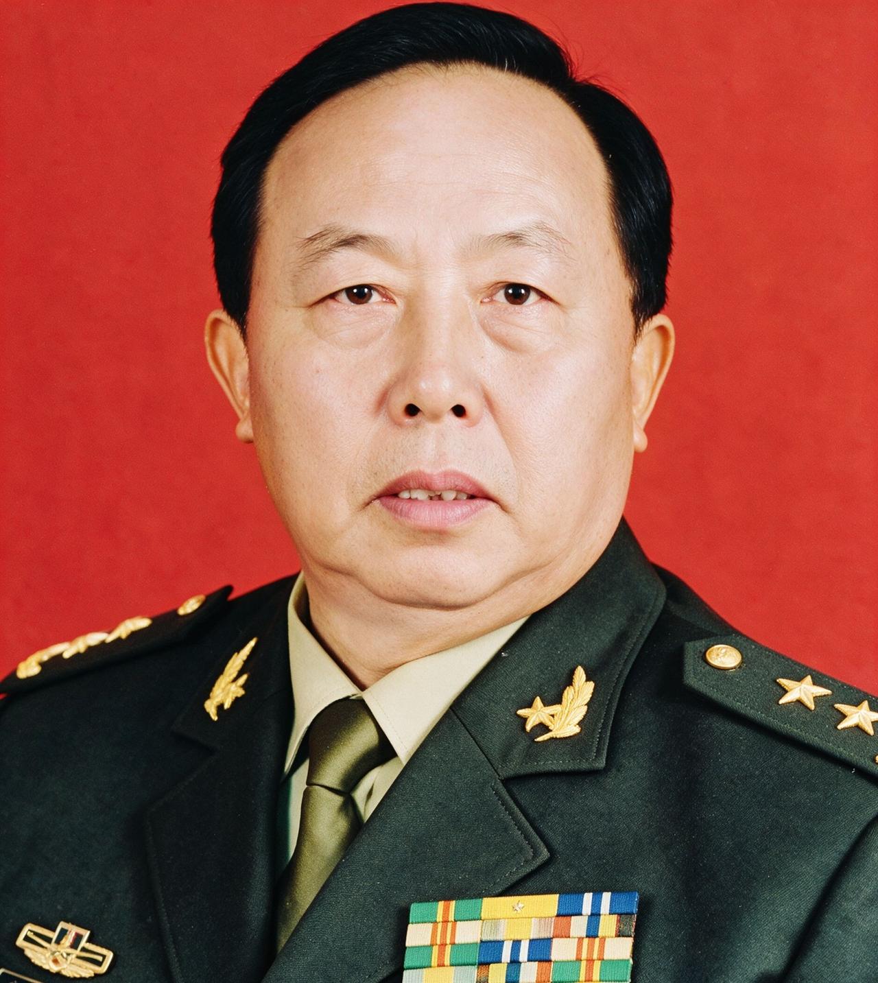 何其宗：自卫反击战英雄，1990年荣升中将，56岁主动申请退役，功成身退，给年轻