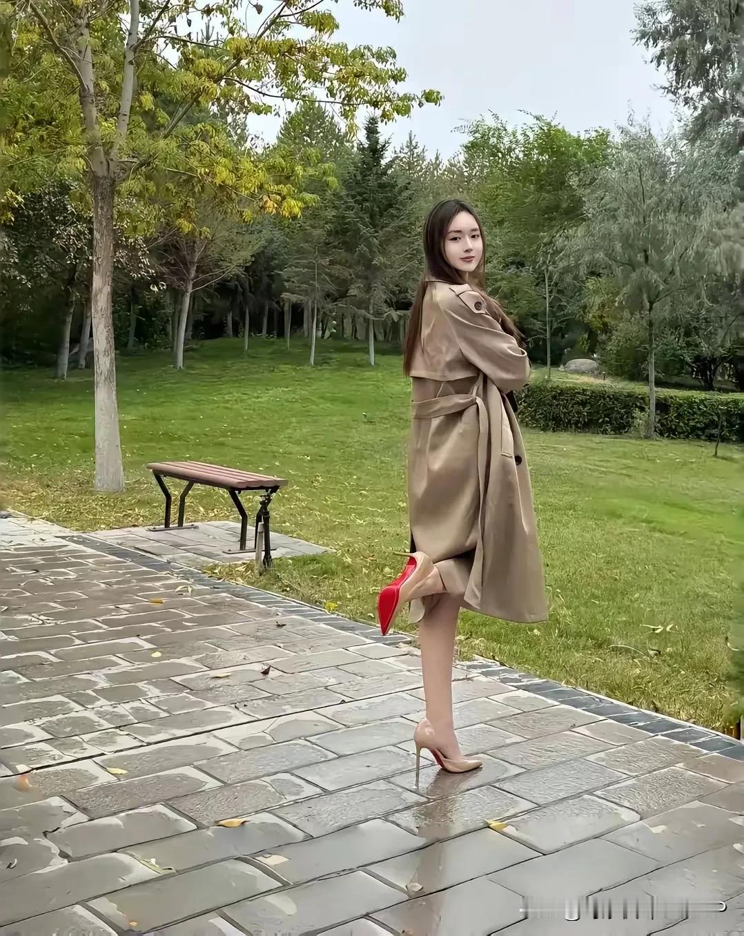 素衣轻舞步，青丝映夕阳。