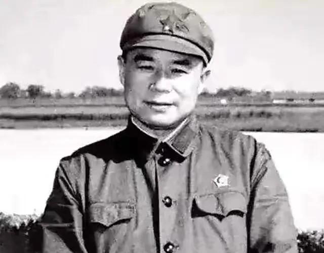 1969年6月的一天，从郑州开往南京的硬座车厢里走出一对身穿褪色军装的乡下夫妇，