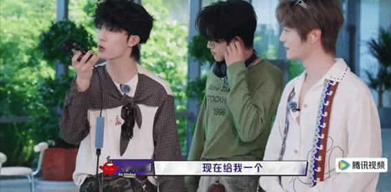 苏新皓几句话给AI哄服了苏新皓一听直接和AI开启谈判模式，没想到居然赢了，这样的
