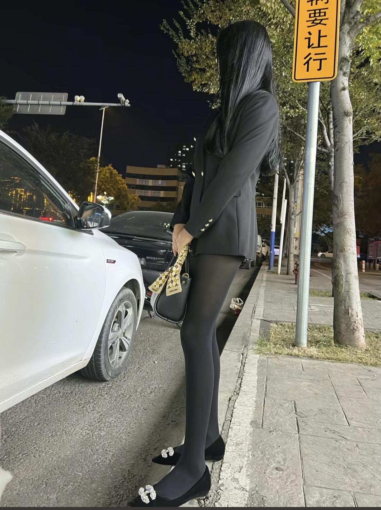夜晚街头的时尚女郎，黑衣黑裤