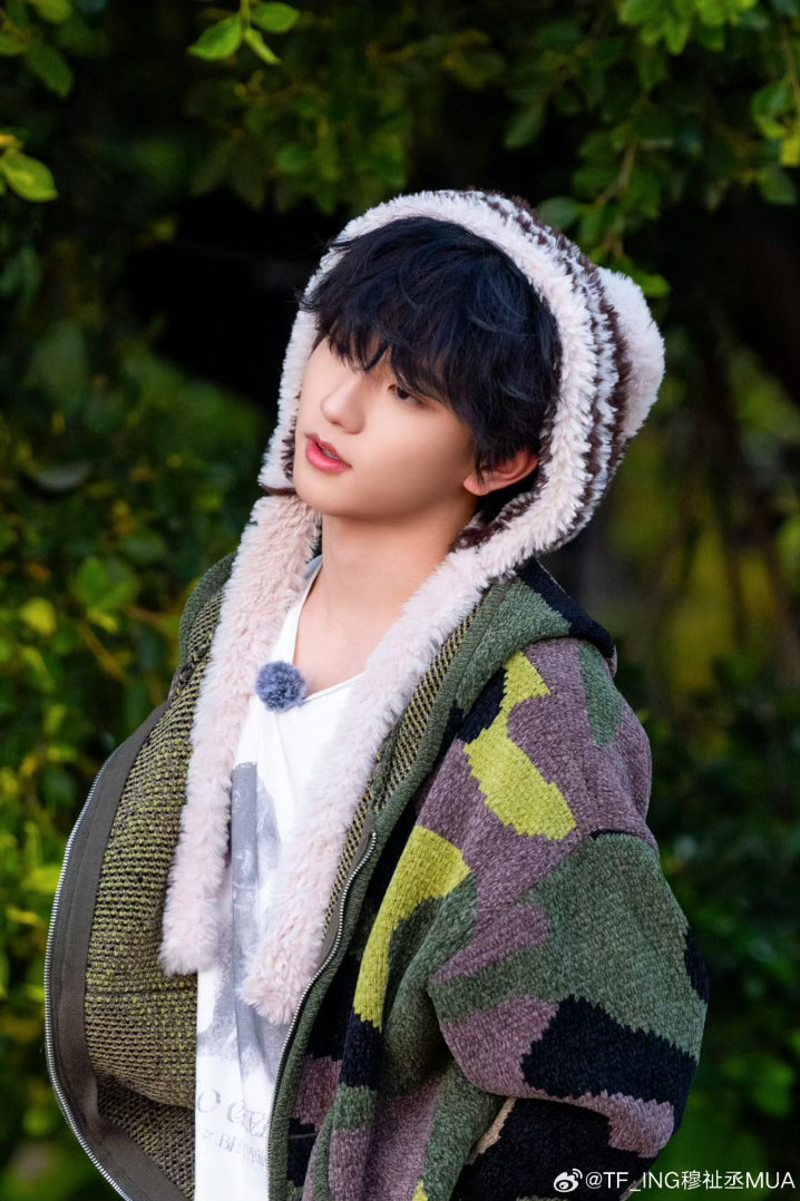 第一次见穆祉丞被12个人围着哄周五晚高疯 高叶说想哭就大声哭，王传君说眼泪流给幸