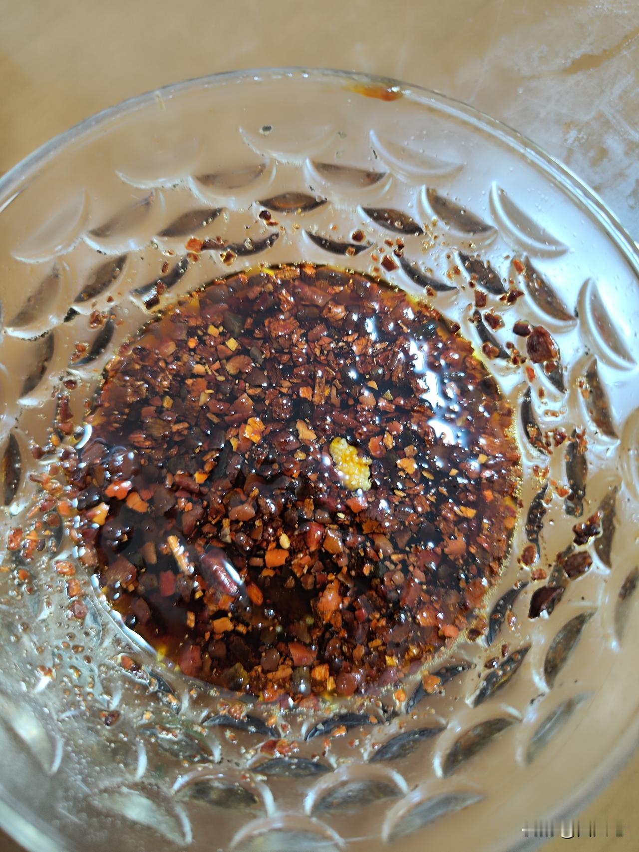 春暖花开，树上的榆钱已成熟，今年榆钱格外稠密，用镰刀削了几个榆钱枝条，采摘一些榆