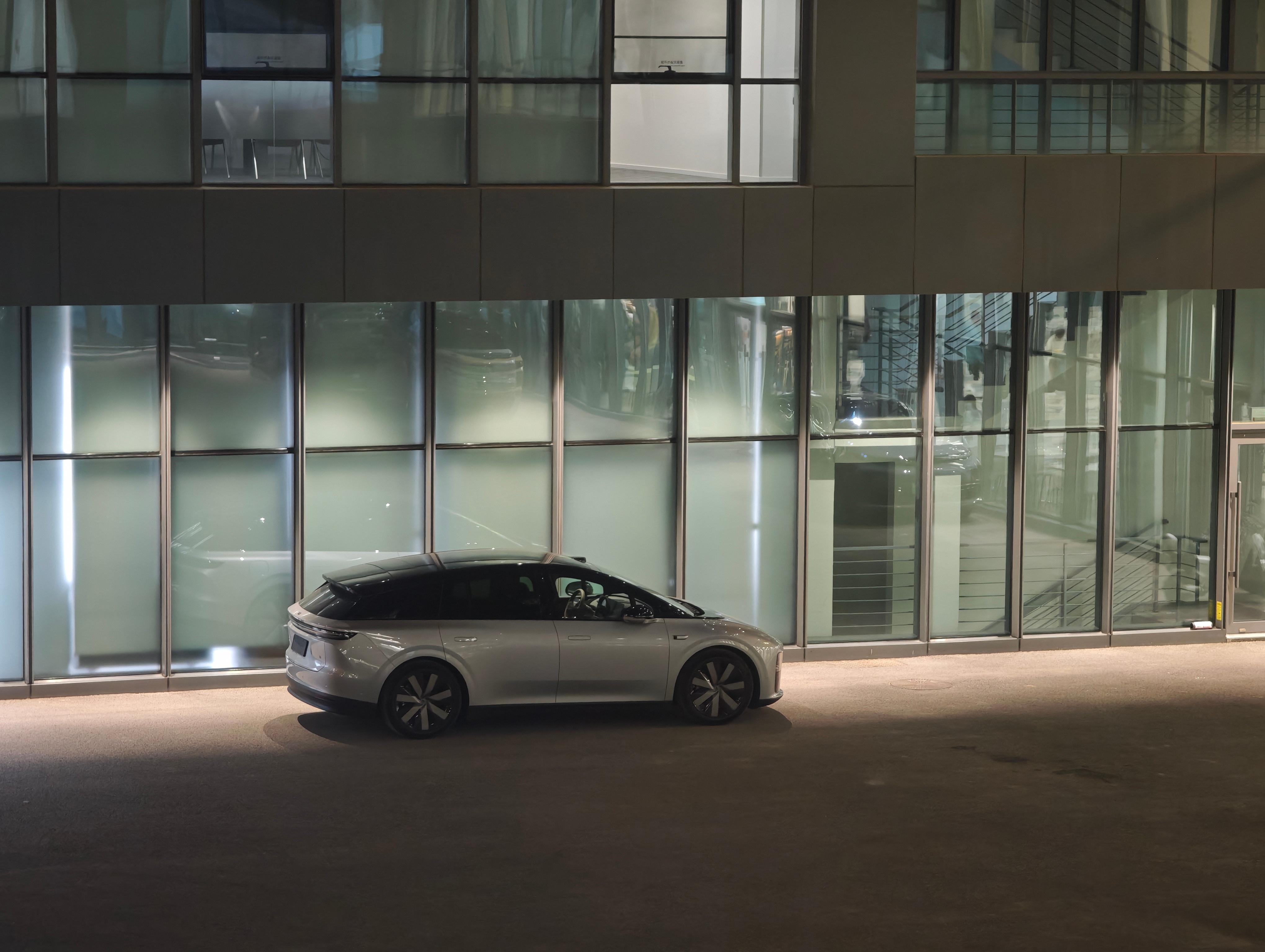 这段时间经常会觉得，i6其实某种程度上可以算是理想的一台纯电准旅行车。修长、运动