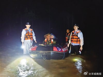 【鼍城时评 | #洪水中的那一声呐喊点亮了全村的光#】5月中旬，阳江阳春市遭遇历