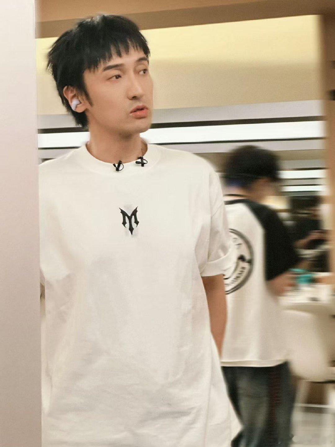 王传君给管健嘉晨叶润泽上小课 本季隐藏舞台指导实锤是王传君，王传君专心给管健嘉晨