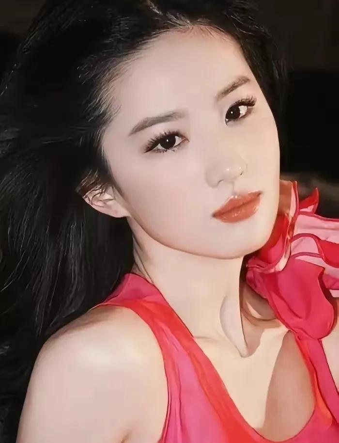 有顶流才女追着写对联，还装啥淡定，心里指定乐开花了！
 
那“对联圈刘亦菲”，长