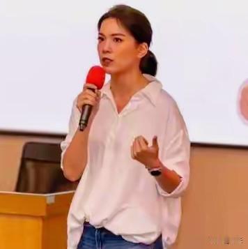 太清醒！国民党台北市议员锺沛君18日在社交平台发文，聊起现在热度很高的台北市长选