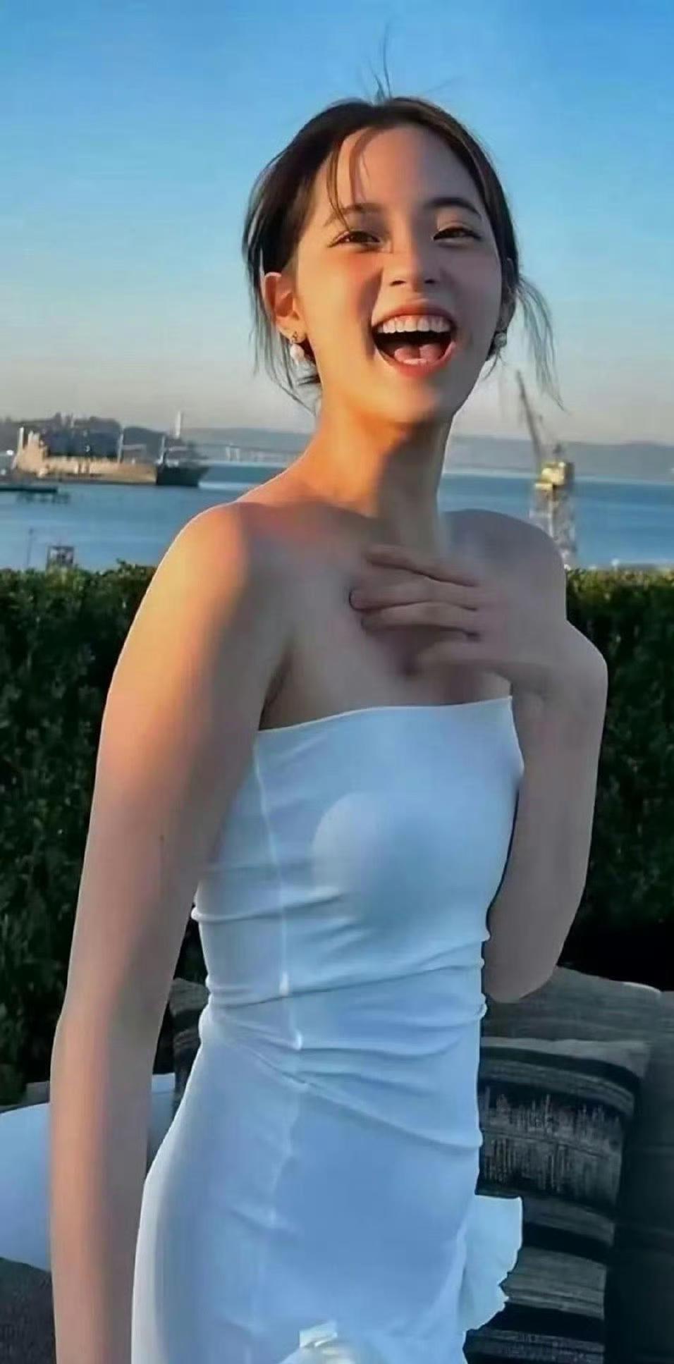 哇塞！欧阳娜娜都瘦成那样了，居然还有小肚子，这也太让人意外了吧！