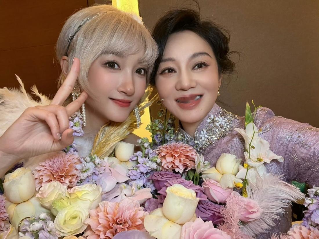 闫妮晒和关晓彤合照并祝生日快乐 谢谢妈咪 小巷母女友谊长存～ ​​​